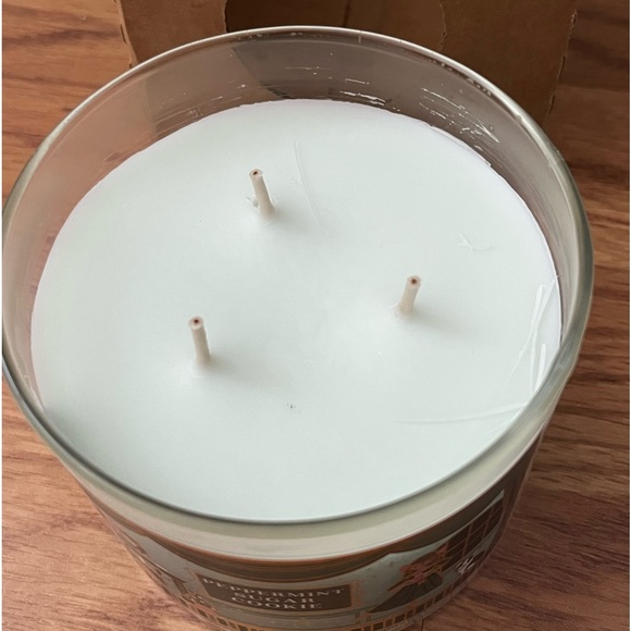 Bath and Body Works Peppermint Sugar Cookie 3-Wick Candle - Picture 3 of 5
